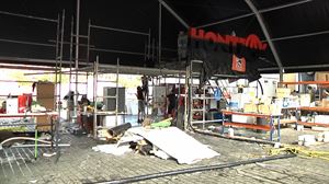 Las comparsas trabajan en el desmontaje de las 37 txosnas de Aste Nagusia