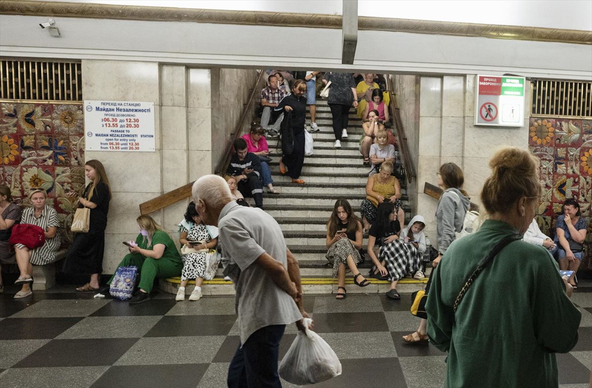 Decenas de personas se cobijan en el metro de Kiev. 