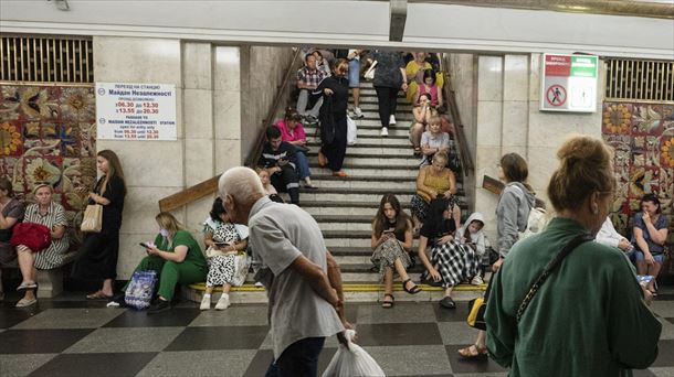 Hainbat lagun Kieveko metroan, bonbardaketen babespean. 