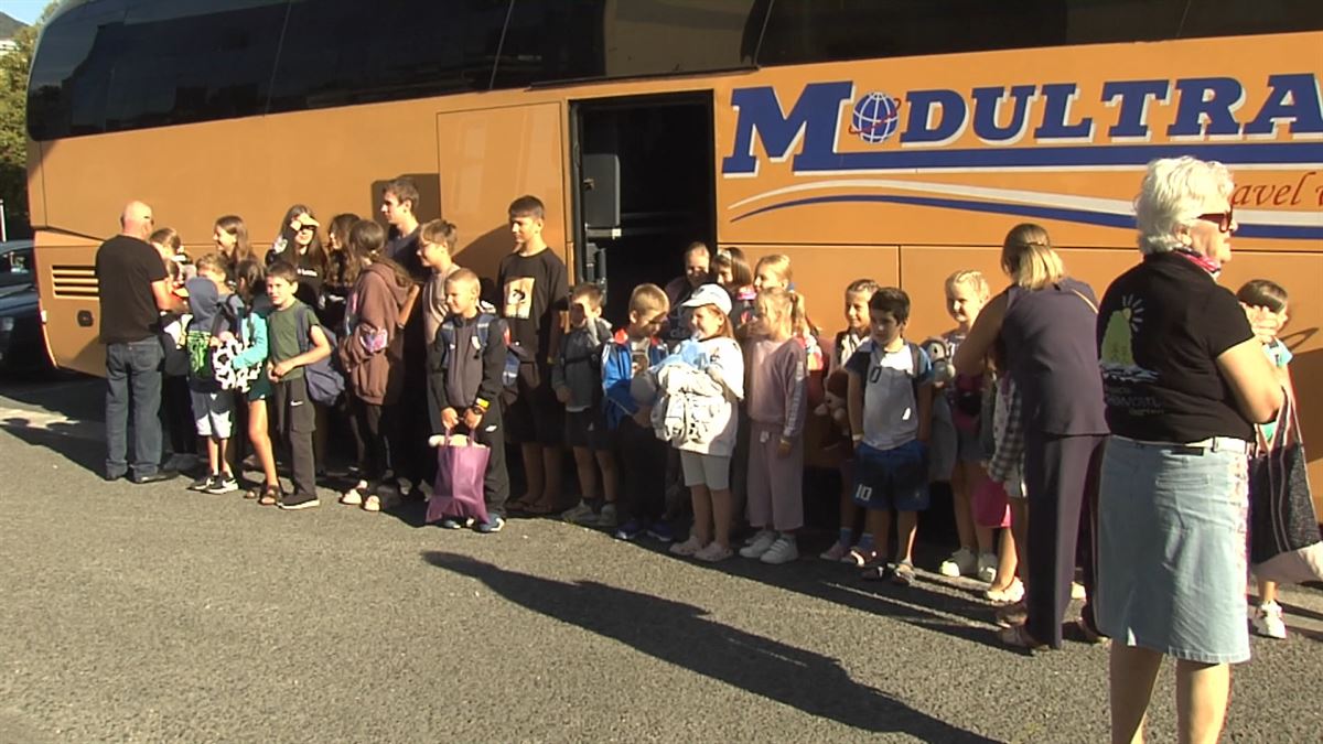 Despedida de los niños. Imagen obtenida de un vídeo de EITB Media.