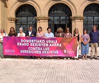 El Ayuntamiento de San Sebastián se concentra contra la última agresión sexista registrada en la ciudad