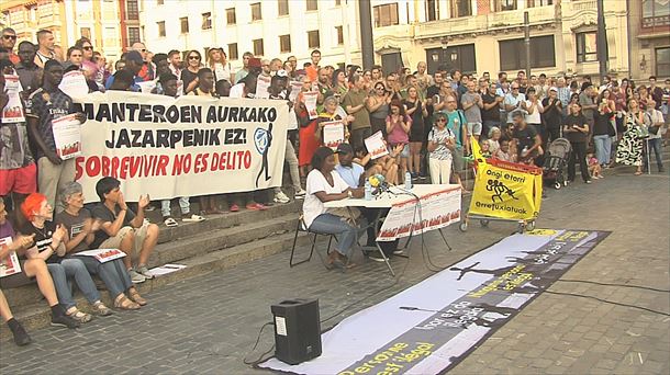 Concentración a favor de los "manteros" en Bilbao.