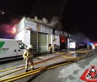 Dos pabellones calcinados y otros cinco afectados por un incendio en una empresa cárnica de Vitoria-Gasteiz