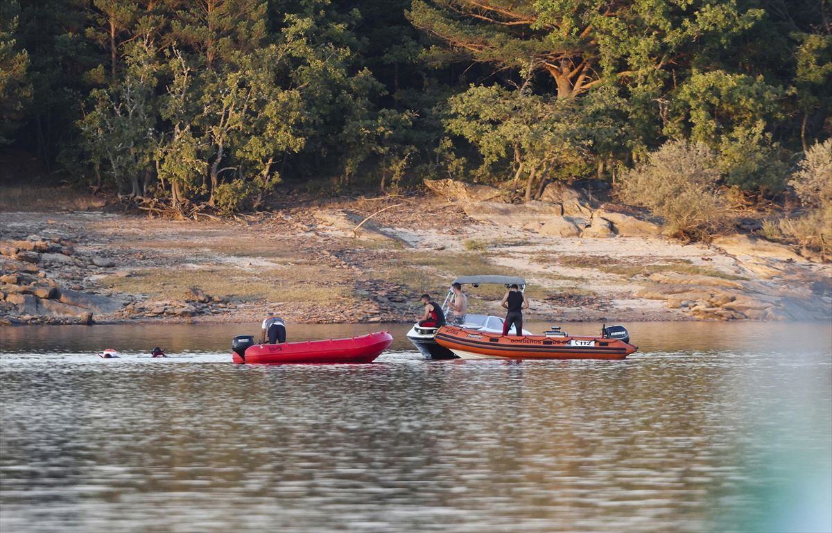 Bomberos en el embalse de la Cuerda del Pozo en Soria. Foto: EFE