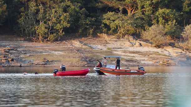 Bomberos en el embalse de la Cuerda del Pozo en Soria. Foto: EFE