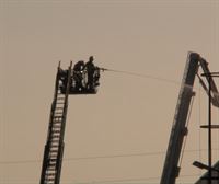 Un incendio calcina dos pabellones y afecta a otros cinco en un polígono de Vitoria-Gasteiz