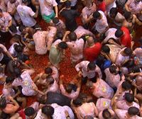 120 000 kilos de tomate tiñen de rojo las calles de Buñol