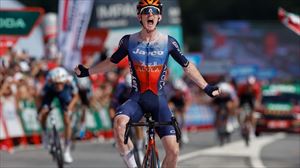 Eddie Dunbar gana en Padrón, y Ben O'Connor sigue como líder de la Vuelta a España, pero cede 37 segundos