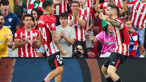 Beñat Prados y OIhan Sancet celebran el gol del Athletic. Foto: EFE