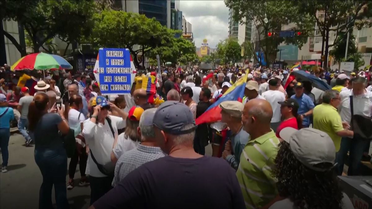 Seguidores de la oposición y del chavismo salen a la calle en Venezuela.