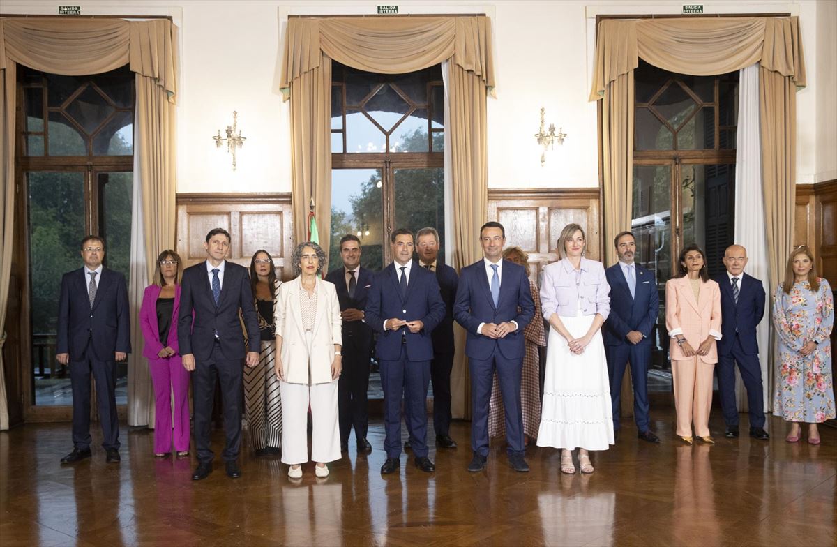 Pradales, en el interior del Palacio Miramar de San Sebastián, acompañado de autoridades.  