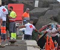 Voluntarios atienden a los migrantes que llegan a la isla canaria de El Hierro