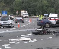 Los dos ocupantes de una motocicleta fallecen al colisionar con un turismo de Alegría-Dulantzi