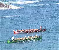 Las traineras entrenan en la bahía donostiarra, en vísperas de la Bandera de La Concha