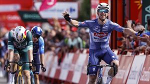 Kaden Groves se impone ante Van Aert en Villablino