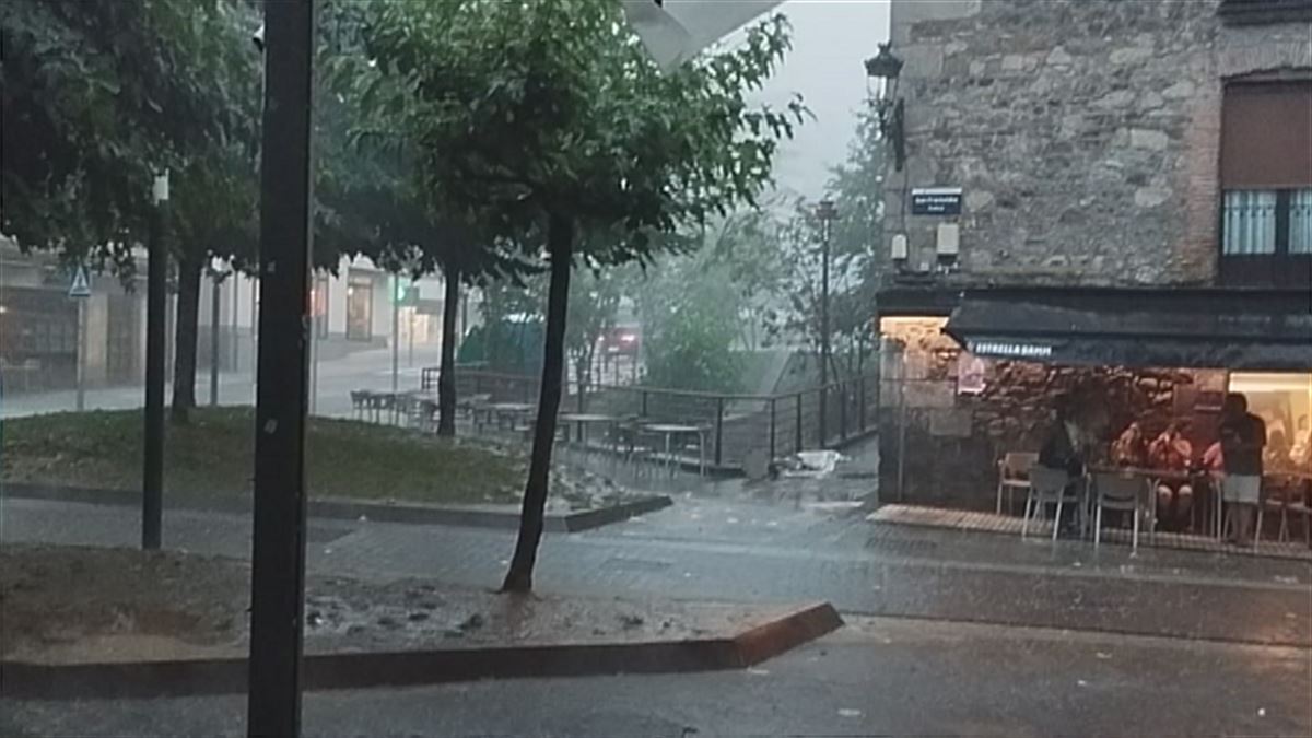 La lluvia y el fuerte viento azotan de repente Elgoibar