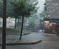 La lluvia y el fuerte viento azotan de repente Elgoibar