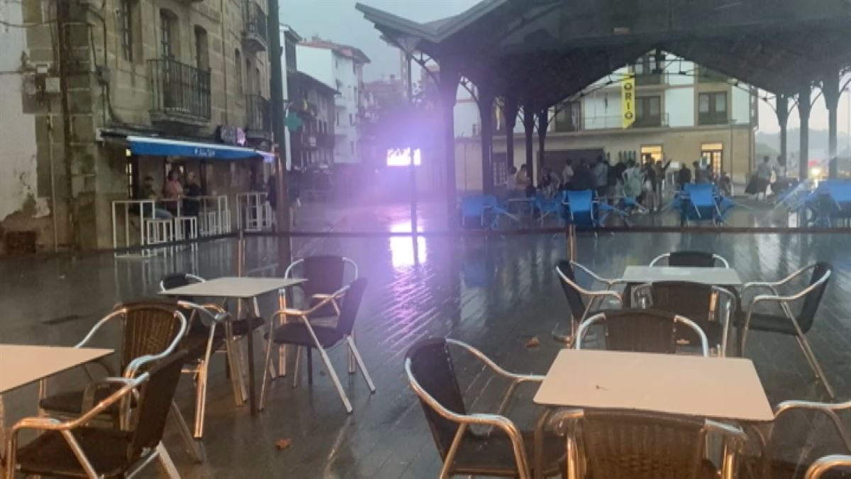 Espantada en las terrazas de Orio, Zarautz y Donostia por la lluvia