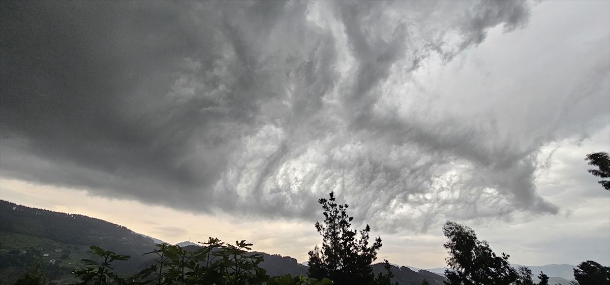 La tormenta del sábado, acercándose. Arg: Txaro Ortiz de Zarate Uranga