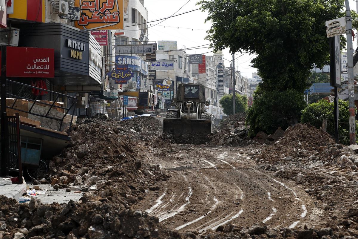 Fuerzas israelíes destruyen las calles de Yenín. EFE. 