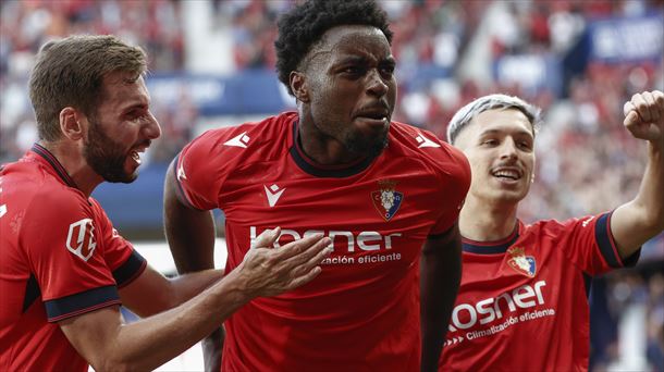 Boyomo celebra su primer golcon Osasuna. Foto: Efe.