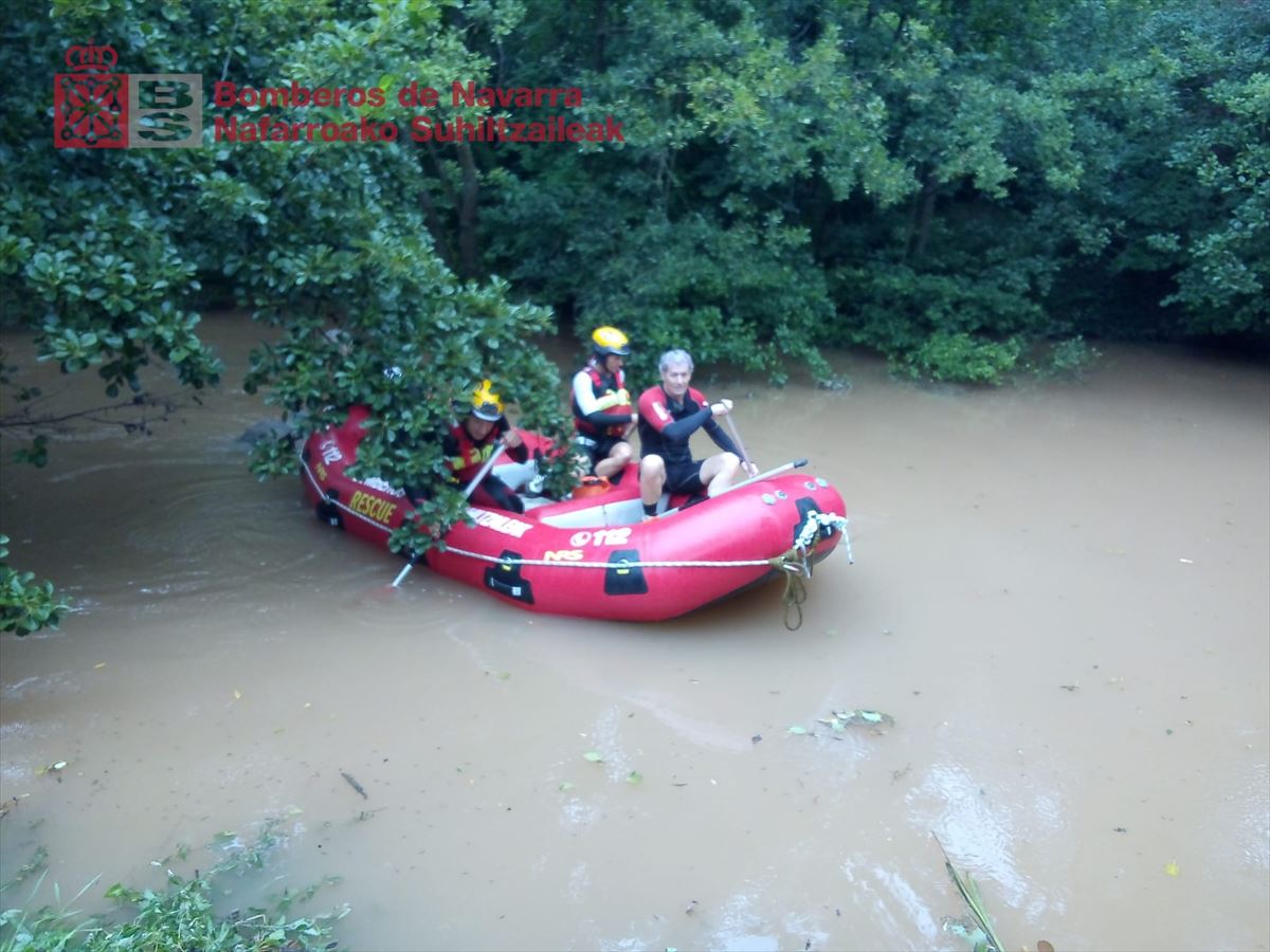 Erreskate taldea bilaketa lanetan. Argazkia: @bomberos_na
