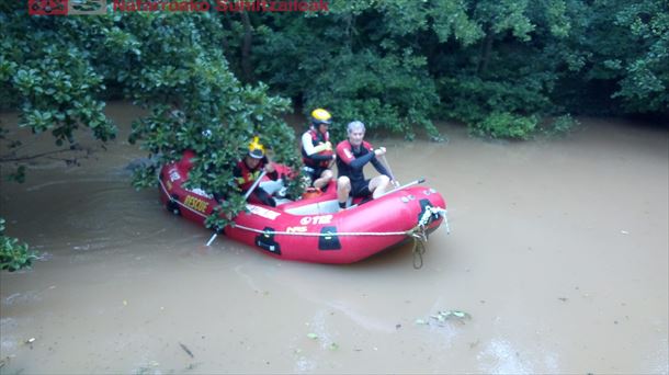 El equipo de rescate durante las labores de búsqueda. Foto: @bomberos_na