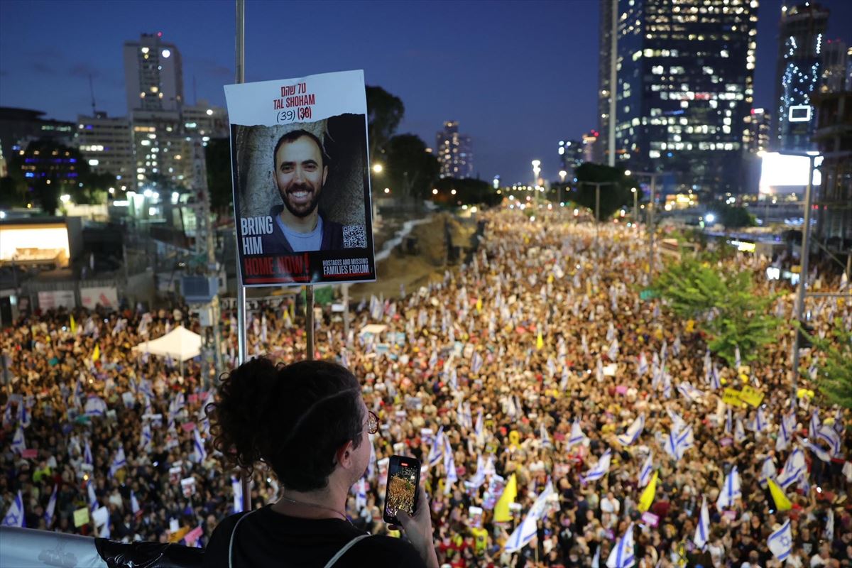 Cientos de miles de manifestantes toman Tel Aviv en un clamor por el alto el fuego en Gaza.Foto: EFE