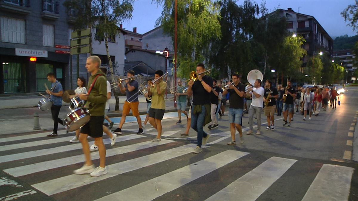 Mauxitxa txarangak lagundu die elgoibartarrei lanera itzultzen