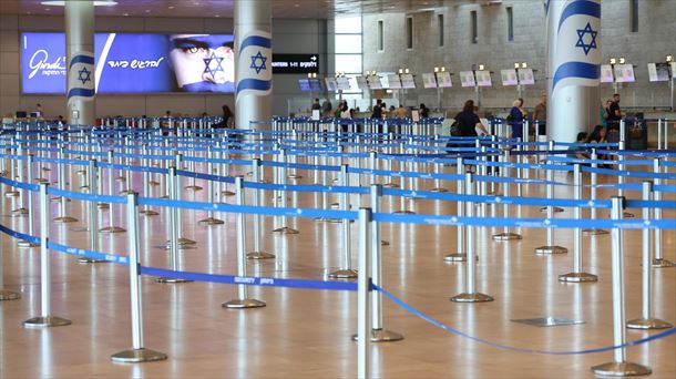 Israel’s general strike begins with blockades at airports, roads and streets