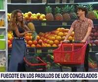 Match en el supermercado. Susana Soleto y Sergio Arrospide llevan una piña bocabajo en el carro