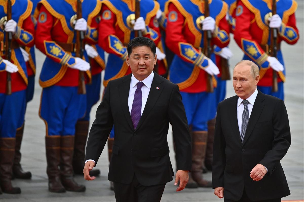 Mongoliako presidentea eta Putin. Argazkia: EFE.