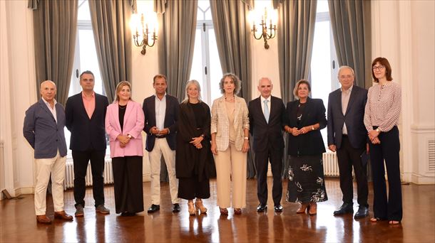 Los representantes de FORTA con la vicelehendakari Ibone Bengoetxea, antes de comenzar el curso