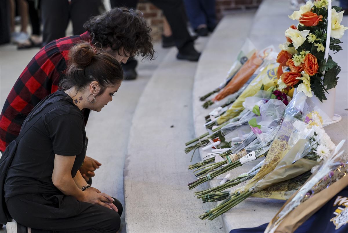 Flores en honor a los fallecidos. Foto: EFE.