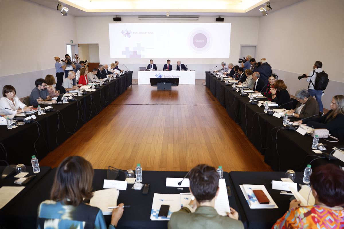 Reunión en Bilbao para lograr un pacto de salud. Foto: EFE.