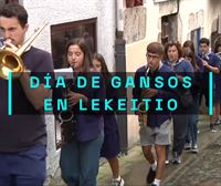 A pesar del tiempo, el ambiente festivo reina hoy en Lekeitio, en el Día de Gansos