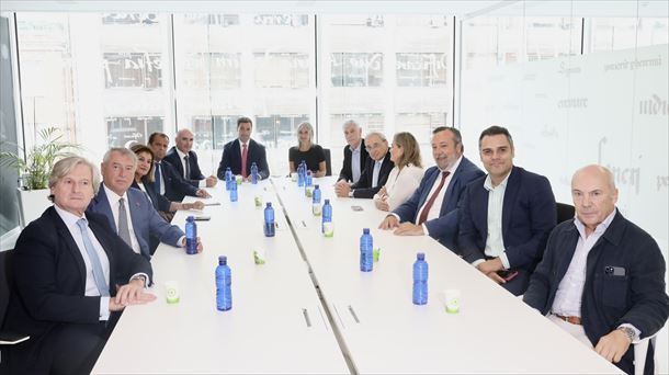 Imagen de la reunión con el Lehendakari