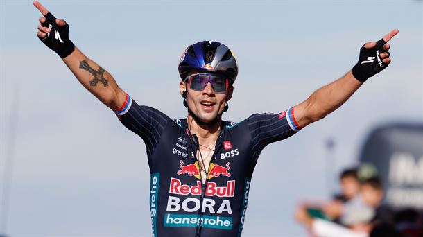 Primoz Roglic celebrando la victoria. Foto: EFE