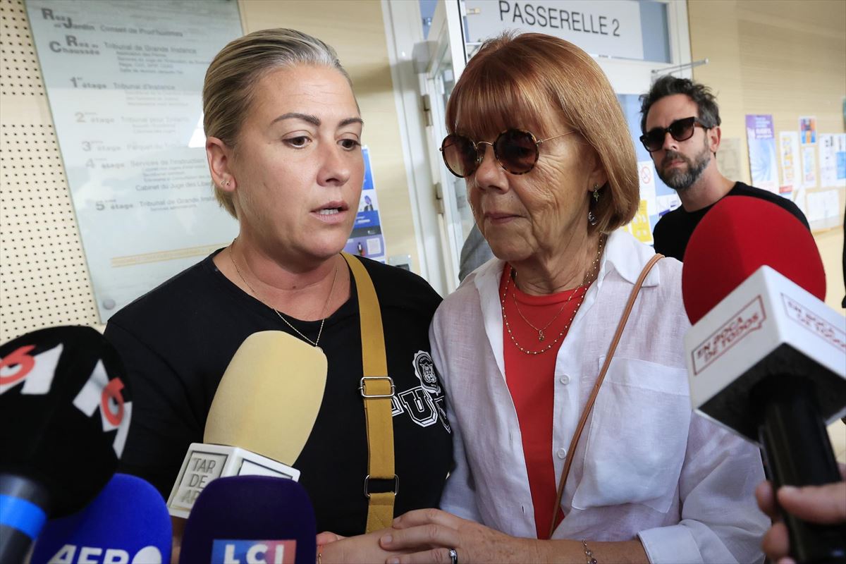 Caroline Darian y Gisèle Pélicot, tras la vista, este viernes en Avignon. EFE. 