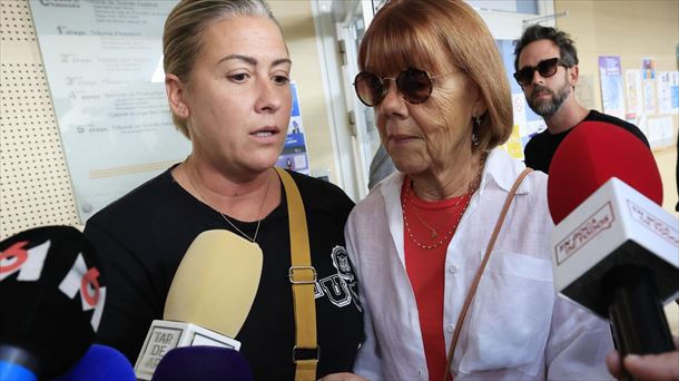 Caroline Darian y Gisèle Pélicot, tras la vista, este viernes en Avignon. EFE. 