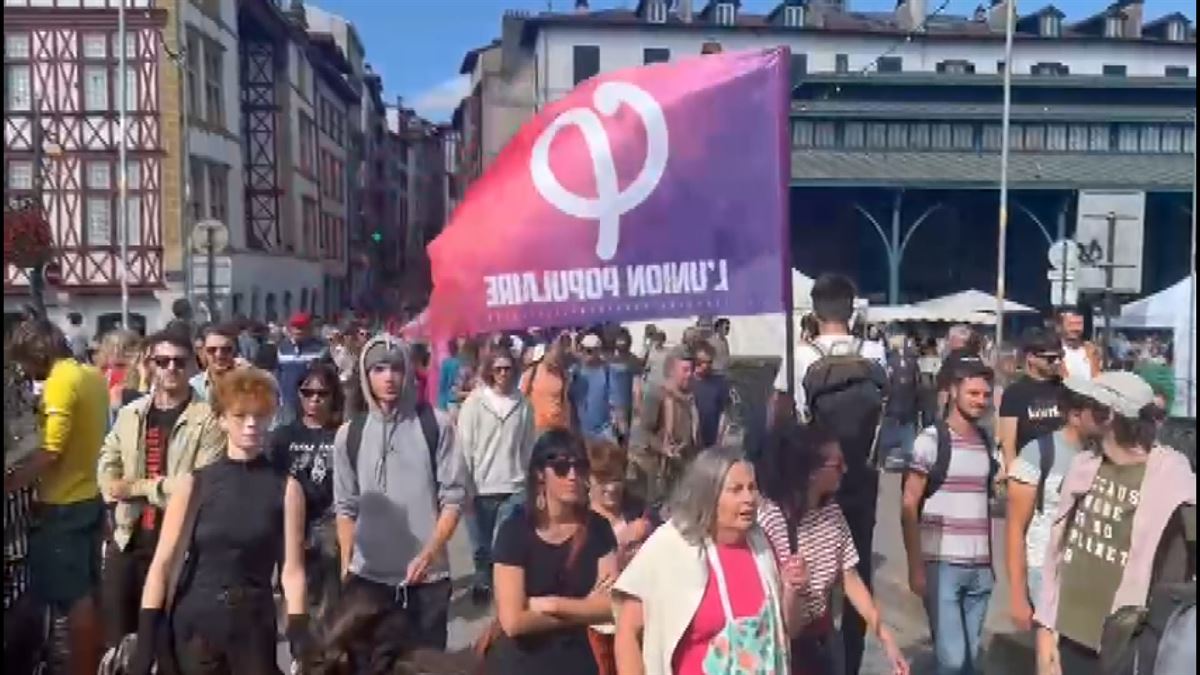 Imagen de la manifestación en París contra el nombramiento de Barnier. EFE