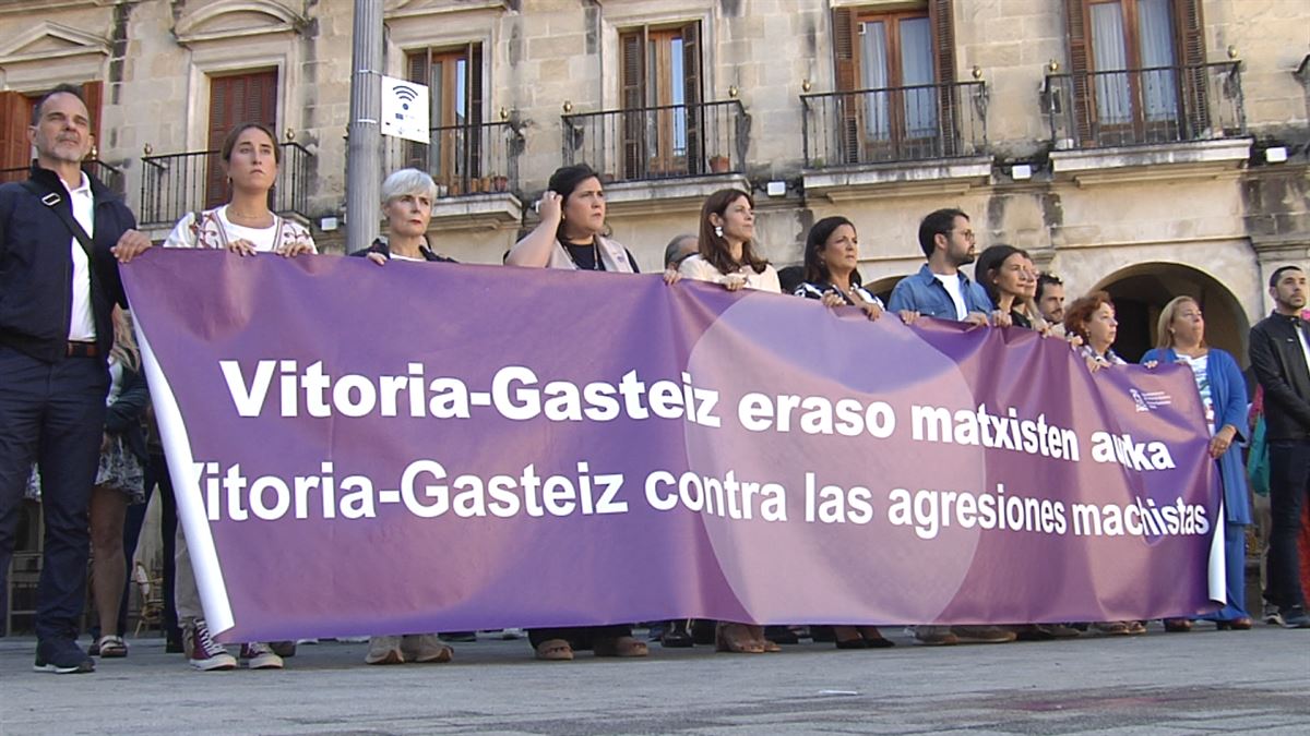 Instituciones se concentran en Vitoria para condenar el intento de homicidio de una mujer a manos de su pareja