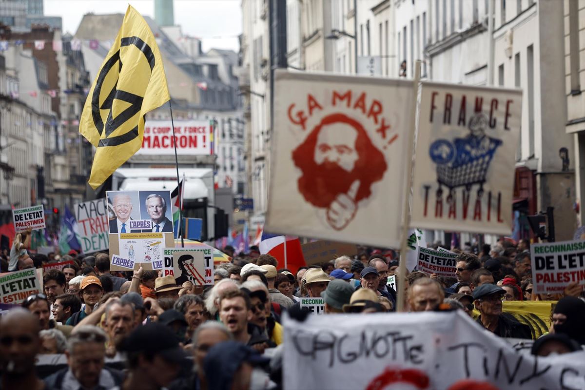 Imagen de la manifestación en París contra el nombramiento de Barnier. EFE