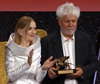 Pedro Almodóvar gana el León de Oro con ''La habitación de al lado'', una película sobre la eutanasia