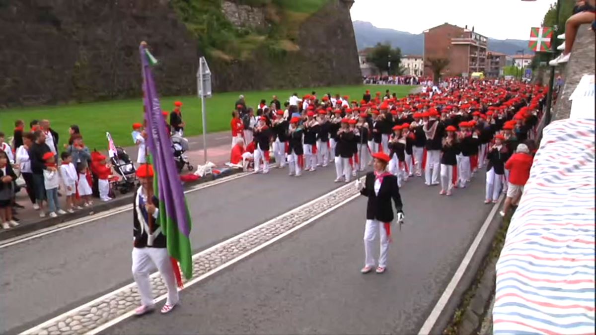 La compañía Jaizkibel en el alarde de Hondarribia. Foto: EITB