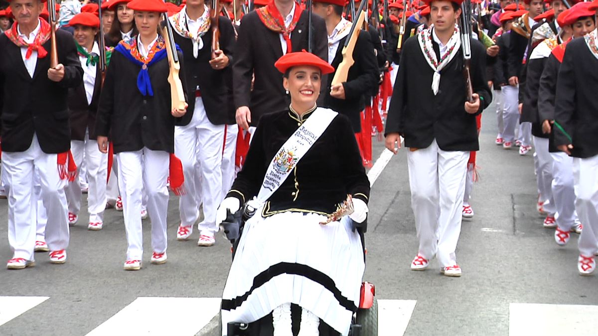 El Alarde más inclusivo: Jaizkibel desfila por primera vez como compañía, y con una cantinera con discapacidad