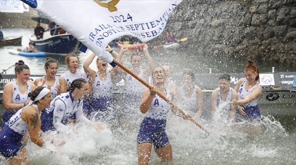 Las remeras de Arraun Lagunak celebran su triunfo en la Bandera de La Concha. EFE