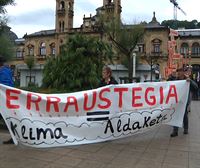 Una cadena humana rechaza la incineradora de Zubieta en San Sebastián