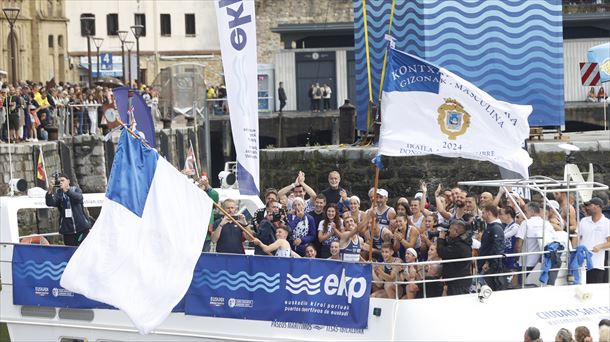 Arraun Lagunak y Urdaibai celebran las conquistas de la Concha de 2024. Foto: EFE