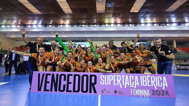 Las jugadoras del Bera Bera con la Supercopa Ibérica. Foto: Super Amara Bera Bera